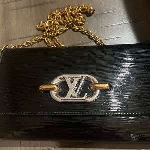 Limited edition Louis Vuitton purse. Great condition!